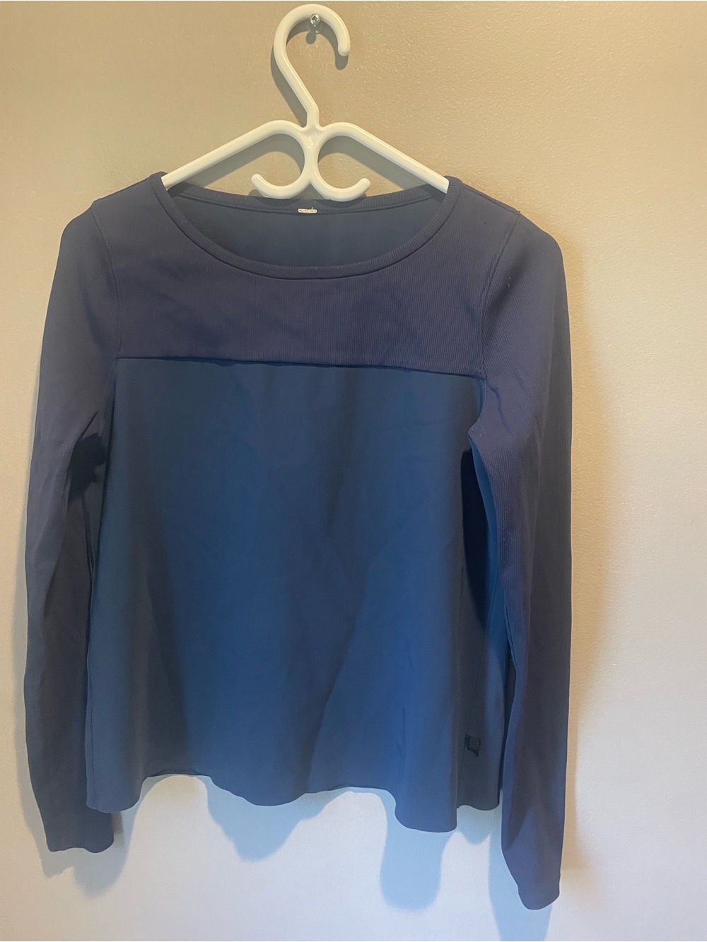 Lululemon Women’s Navy Long-Sleeve Panel Top